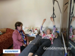 В Армавире тренер помогает пожилым людям сохранить двигательную активность
