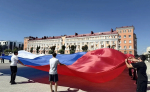 На площади в Армавире развернули огромный триколор в честь Дня Государственного флага