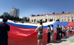 На площади в Армавире развернули огромный триколор в честь Дня Государственного флага