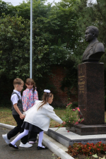 Памятник Герою СССР Александру Бражникову открыли сегодня в СОШ № 17